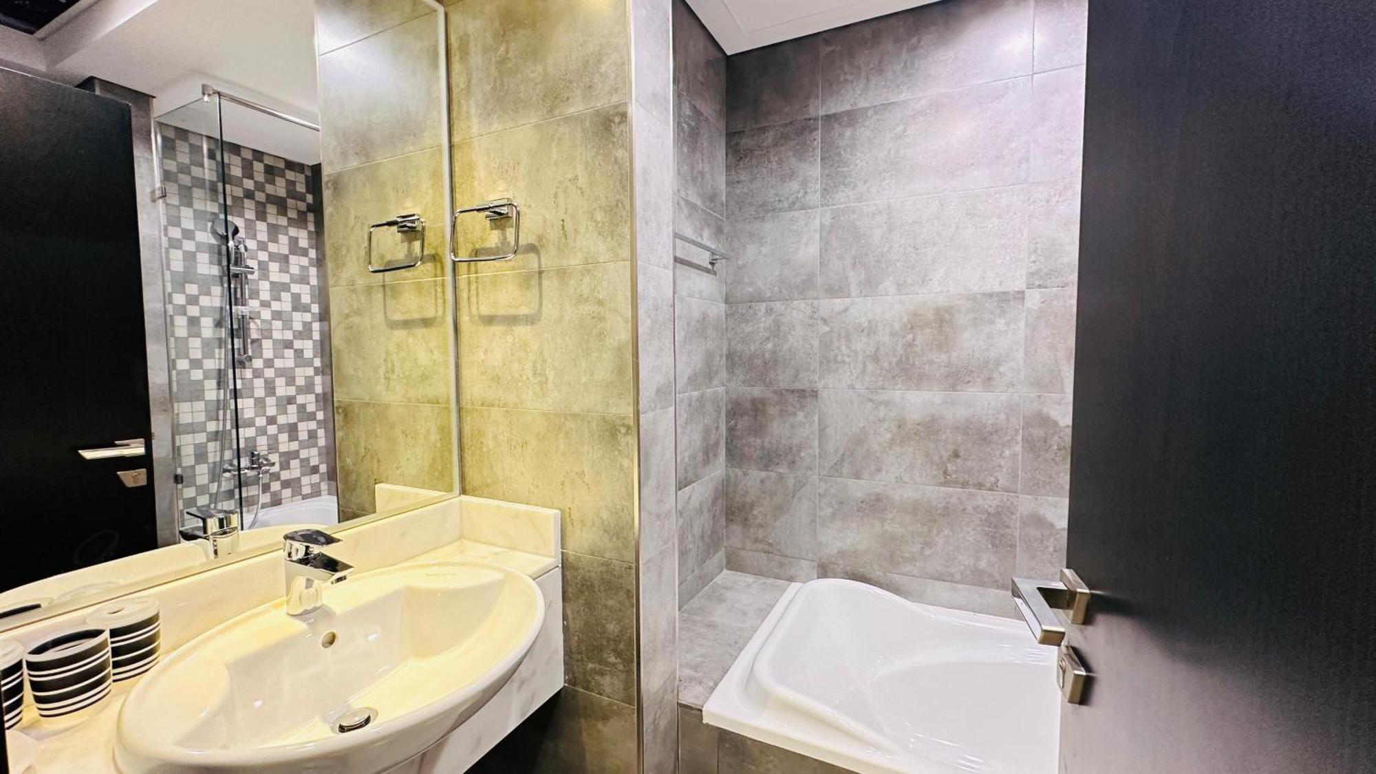 Spacious Palm View With Big Balcony Free Parking By Belvilla